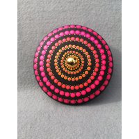 Rosa Dotty Kunststein - Handbemalt -Papierbeschwerer Büroaccessoires von kazwallop