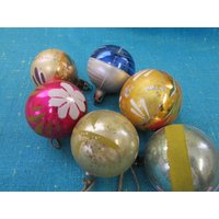 6 Vintage Merkur-Glas-Weihnachtsverzierungen, 1 1/2 "-2"; Made in Poland, Runde Schablonierte Glasornamente von kchoos