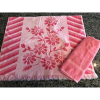 Vintage 1960Er Jahre Pink Floral Reversible Badetuch Mit Solid Hot Handtuch Von Calvert - Pinkes Badezimmer, Blumen-Pink von kchoos