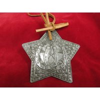 Vintage Lonestar Zinn Stern Mit Lederband Texas Doppelhufeisen Weihnachtsverzierung, 4 "Durchmesser; Ornament von kchoos