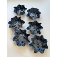 Set Mit 6 Handgemachten Auflaufförmchen - Dunkelblau Braunen Splatter Ofenfest Zum Backen Und Servieren von keikoivonne