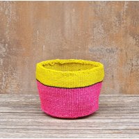 Hadithi Handgemachter Sisalkorb, Fuschia Und Gelb Gewebte Aufbewahrung von kenyancraftscompany