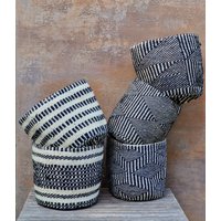 Taro Blumenkorb Aus Recycelter Schwarzer Wolle Und Sisal von kenyancraftscompany