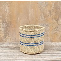 Handgemachter Sisal Korb Kleiner Gewebter Übertopf Mit Blauen Streifen, 20cm Handgemachter Sisal Korb Kleiner Gewebter Übertopf Mit Blauen Streifen, 20cm von kenyancraftscompany