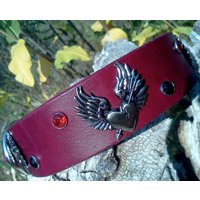Hundehalsband Aus Leder Gebrochene Hörnchen Und Strasssteine 1, 25" in Tiefrot Hundehalsband Aus Leder Gebrochene Hörnchen Und Strasssteine 1, 25" in Tiefrot von kerinwolfe