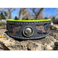 Leder Hundehalsband Grau Ufo Halsband Mit Alien Hardware Und Lindgrün Lammfell Futter von kerinwolfe