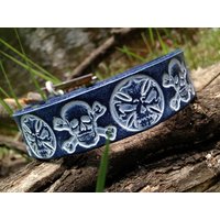 Leder Hundehalsband Mehrere Totenköpfe 1" Design in Blau Geprägt Mit 2 Totenkopf Designs von kerinwolfe