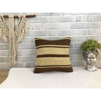 Beige Braunes Kissen, Kelimkissen, Handgemachtes Gestreiftes Antikes Truthahnkissen, Boho Gewebtes 1159 von kilimpillowkingdom