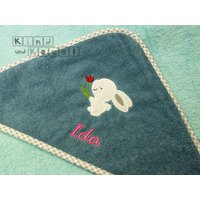 Baby Badetuch M. Kapuze 80x80, 100x100 cm Petrol-Türkis Grau-Weiss-Kariert, Hase Tulpe + Name, Kapuzenhandtuch Kapuzenbadetuch, Geschenk Baby Badetuch M. Kapuze 80x80, 100x100 cm Petrol-Türkis Grau-Weiss-Kariert, Hase Tulpe + Name, Kapuzenhandtuch Kapuzenbadetuch, Geschenk von kindundkegel