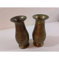 Paar Vintage 5" Indien Messing Knospen Vasen Mit Geätztem Emailliertem Blatt & Blumen Design von kitschannette