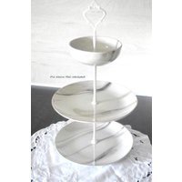 Edle Etagere Dreiteilig Weiß Mit Goldrand Tischdeko Edle Etagere Dreiteilig Weiß Mit Goldrand Tischdeko von kleineMalWerkstatt