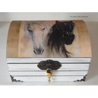 Große Schatztruhe Schatzkiste Mit Pferdemotiv Schloss Und Schlüssel Personalisierbar Große Schatztruhe Schatzkiste Mit Pferdemotiv Schloss Und Schlüssel Personalisierbar von kleineMalWerkstatt