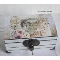 Schatztruhe Schmuckkästchen Aus Holz in Weiß Mit Pferdemotiv Schloss Und Schlüssel Personalisierbar Schatztruhe Schmuckkästchen Aus Holz in Weiß Mit Pferdemotiv Schloss Und Schlüssel Personalisierbar von kleineMalWerkstatt