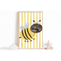Bienen Poster Fürs Kinderzimmer - Tierbild Baby Deko Niedliches Insektenbild Natur Wandbild Mädchen & Junge Geschenk Zur Geburt Bienen Poster Fürs Kinderzimmer - Tierbild Baby Deko Niedliches Insektenbild Natur Wandbild Mädchen & Junge Geschenk Zur Geburt von kleineswunderArt