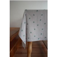 Graue Musselin Tischdecke Mit Kleeblatt-Print | Bio-Baumwolle, Bügelfrei, Handmade Graue Musselin Tischdecke Mit Kleeblatt-Print | Bio-Baumwolle, Bügelfrei, Handmade von kleinstadtmadchen
