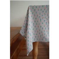 Musselin Tischdecke Grau Mit Blümchenprint | Bio Bügelfrei & Handmade Kleinstadtmädchen von kleinstadtmadchen