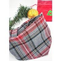 Hundehalstuch, Bandana in Karo Optional Als Weihnachtsgeschenk Verpackt Hundehalstuch, Bandana in Karo Optional Als Weihnachtsgeschenk Verpackt von klenniesschneiderei