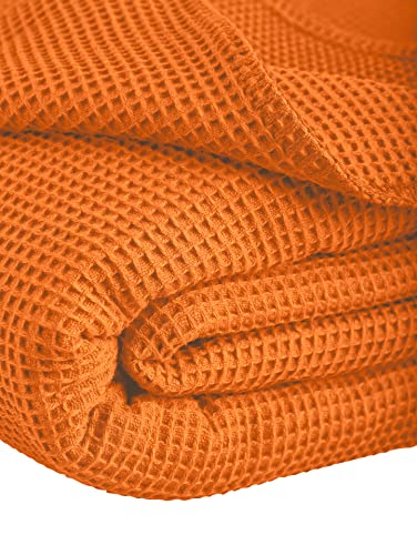 La Diva Maison Pique-Decke | Leicht und wärmend | Oeko-Tex Standard 100 | Elegante Optik | Pflegeleicht | Wohndecke | Kuscheldecke | Sofadecke | Couchdecke (Orange, 150 x 210 cm) von kneer KULTUR DER NACHT