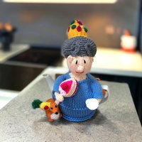 Queen Elizabeth Geburtstagsparty Mit Ihren Corgis von knittingcog