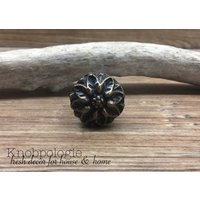 1.25" Antik Bronze Blumen Metallknopf - Kleiner Blumenknopf Rustikaler Schubladengriff Dekorativer Knauf Möbeldeko von knobpologie