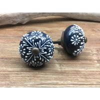 2Er Set - 4, 5 cm Dunkelblaue Und Weiße Erhabene Keramikknöpfe Floraler Schubladenknauf Navy Blau Rustikale Wohnkultur von knobpologie