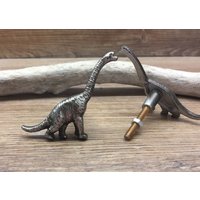 2Er Set - Brachiosaurus Dinosaurier Zinn Metallknöpfe Silber Longneck Brontosaurus Jurassic Ära Inspirierte Metallknopf Schubladengriffe von knobpologie