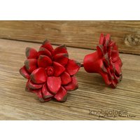 2Er Set - Rote Blumenknöpfe Lotus Gänseblümchen Oder Rose Einzigartiger Blumenknopf Aus Resin Landhaus Rustikal Rot von knobpologie