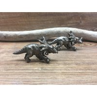 2Er Set - Triceratops Dinosaurier Zinn Metallknöpfe Silber Laufender Jurassic Era Inspirierter Metallknopf Schubladenknauf von knobpologie