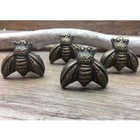 4Er Set Knäufe Bumble Bee - Honeybee Möbel Gusseisen Schrank Natur Kinderzimmer Dekor von knobpologie