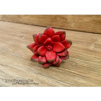 Beunruhigter Roter Blumenknopf - Lotus Oder Rose Einzigartiger Harzgeformter Rustikales Rot von knobpologie