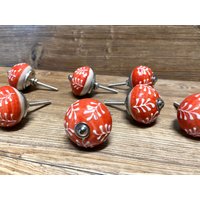 Set Von 8 Rot-Weißen Runden Keramikknöpfen - Bumpy Painted Drawer Pull Schrank Küchendekor von knobpologie