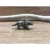Triceratops Dinosaurier Zinn Metallknopf - Silber Laufender Jurassic Ära Inspirierter Schubladengriff von knobpologie
