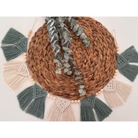 Wimpelkette Blasses Eukalyptus Grün Natur/Makramee Deko Girlande/ Camper Wohnwagen Knotenpunk13 /Geschenkidee Dekoidee Macrame Wimpelkette Blasses Eukalyptus Grün Natur/Makramee Deko Girlande/ Camper Wohnwagen Knotenpunk13 /Geschenkidee Dekoidee Macrame von knotenpunkt13macrame