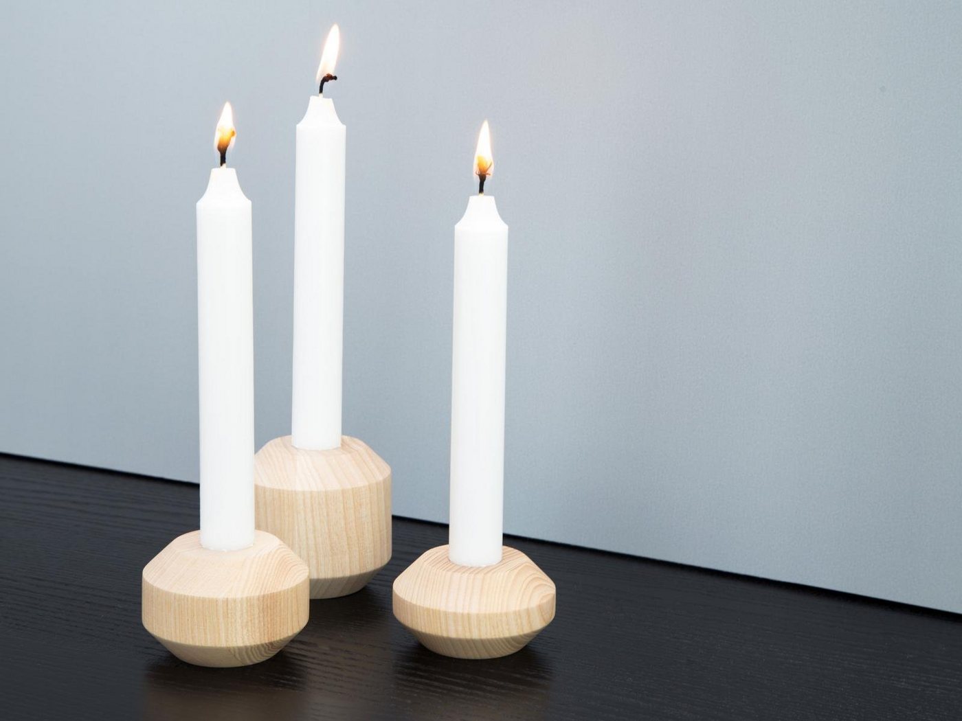 kommod Kerzenständer TAKKS (3er Set), Kerzenständer – 7x7 cm, Kerzendurchmesser 2,2 cm – Esche massiv natur von kommod