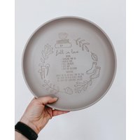 Gravierter Steingut Teller Fall in Love | Herbstdeko Geschenkidee Für Gemütliche Momente Handmade von konfettihausde
