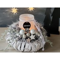 Adventskranz Einfach Kuschelig Chaletkranz in Grau Weiß Silber Windlicht Kerze Adventskranz Einfach Kuschelig Chaletkranz in Grau Weiß Silber Windlicht Kerze von kranzundco