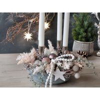 Adventskranz "Zapfenstreich Wiederverwendbar Creme Grau Rosé Adventskranz "Zapfenstreich Wiederverwendbar Creme Grau Rosé von kranzundco