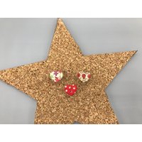 3Er Set Pinnwandnadeln - Reißzwecken Herz Mit Motive, Maße Je Pin Ca. 1, 3cm | Breit X 1, 2cm | Hoch 3Er Set Pinnwandnadeln - Reißzwecken Herz Mit Motive, Maße Je Pin Ca. 1, 3cm | Breit X 1, 2cm | Hoch von kreativZWEIsam