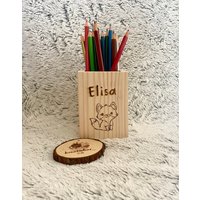 Stiftebox, Stiftehalter, Personalisiert, Holz, Motiv, Name, Geschenk, Einschulung, Kinder, Geburtstag, Individuell, Schulbedarf, Schule Stiftebox, Stiftehalter, Personalisiert, Holz, Motiv, Name, Geschenk, Einschulung, Kinder, Geburtstag, Individuell, Schulbedarf, Schule von kreativbarbyca