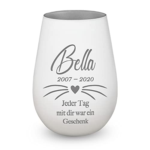 Trauerlicht Gedenklicht Andenken Windlicht Trauergeschenk Tod Erinnerung Teelichtglas Grablicht Kistallglas Katze weiß Schnurrhaare mit Gravur Name und Datum von kultdog