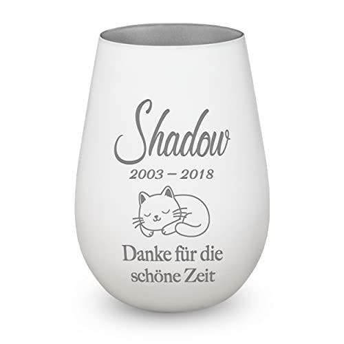 Trauerlicht Gedenklicht Andenken Windlicht Trauergeschenk Tod Erinnerung Teelichtglas Grablicht Kistallglas weiß Katze liegend mit Gravur Name und Datum von kultdog