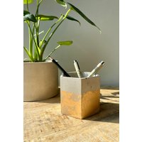 Sechseckiger Stiftehalter Aus Beton Mit Deko-Blattgold von kunststueckonline
