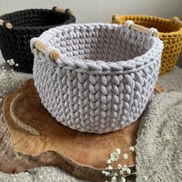 Gehäkelter Korb Mit Holzgriffen Boho Home Decor von lalovelymakramee