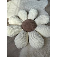Gehäkeltes Blumen Kissen | Kuschelig Geschenk Idee von lalovelymakramee