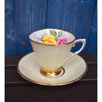 Schöne Pastell Zitronenkohl Rose Teetasse Und Untertasse von lapresmidi