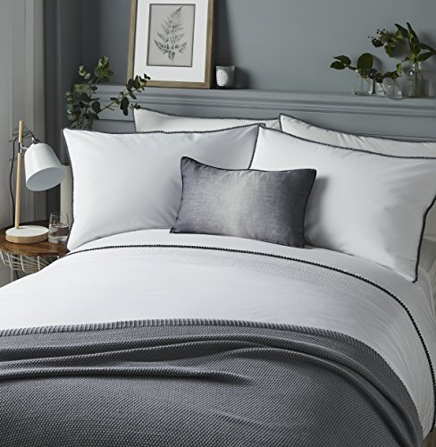 "Pom Pom" Stoffdetails horizontale Zeilen und Pom Poms Bettbezug Set, weiß Polyester-, grau Pom Poms, Kingsize von laqula