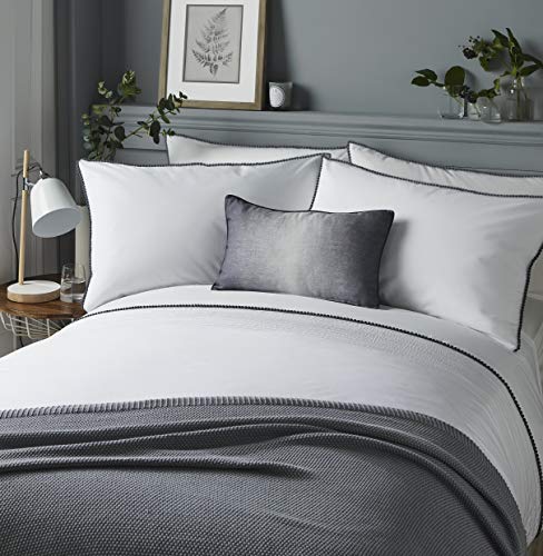 "Pom Pom" Stoffdetails horizontale Zeilen und Pom Poms Bettbezug Set, weiß Polyester-, grau Pom Poms, Super King Size von laqula