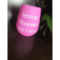 "Silikon-Weinbecher Mit Gravur - "Because Mommin' Ain't Easy"." "Silikon-Weinbecher Mit Gravur - "Because Mommin' Ain't Easy"." von laserprintedproducts