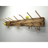 Handgefertigte Rustikale Garderobenleiste Aus Fichte Mit Regal & Tennisball Akzente von latvianwoodartisan