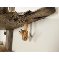 Handgefertigte Treibholz Garderobe Mit Ablage Rustikale Deko Aus Recyceltem Holz von latvianwoodartisan